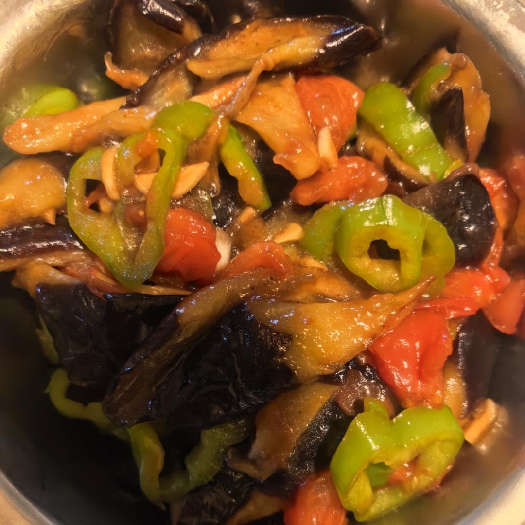 红烧茄子（佐西红柿尖椒）