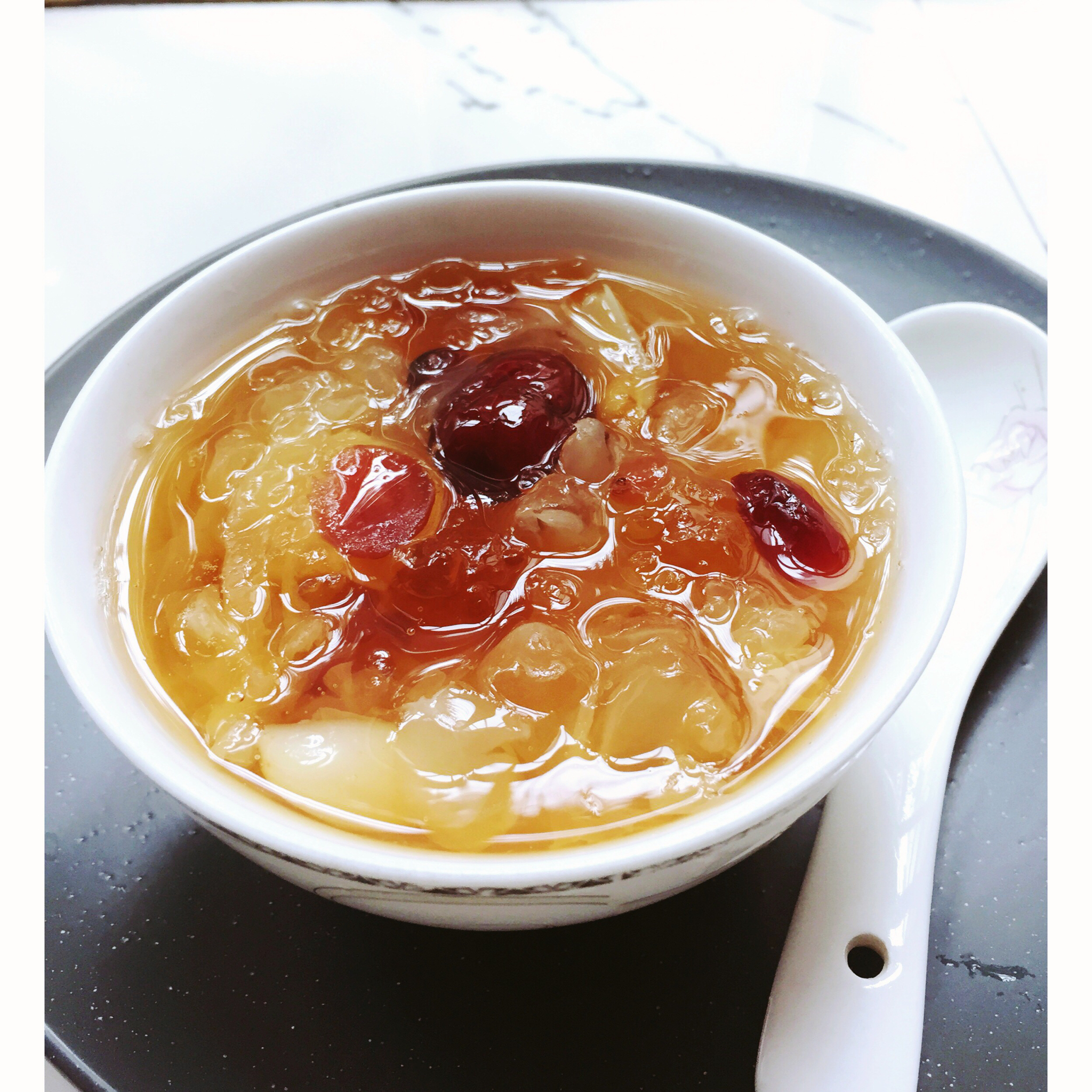 美容润肤 益气补血《桃胶皂角米百合银耳红枣羹》