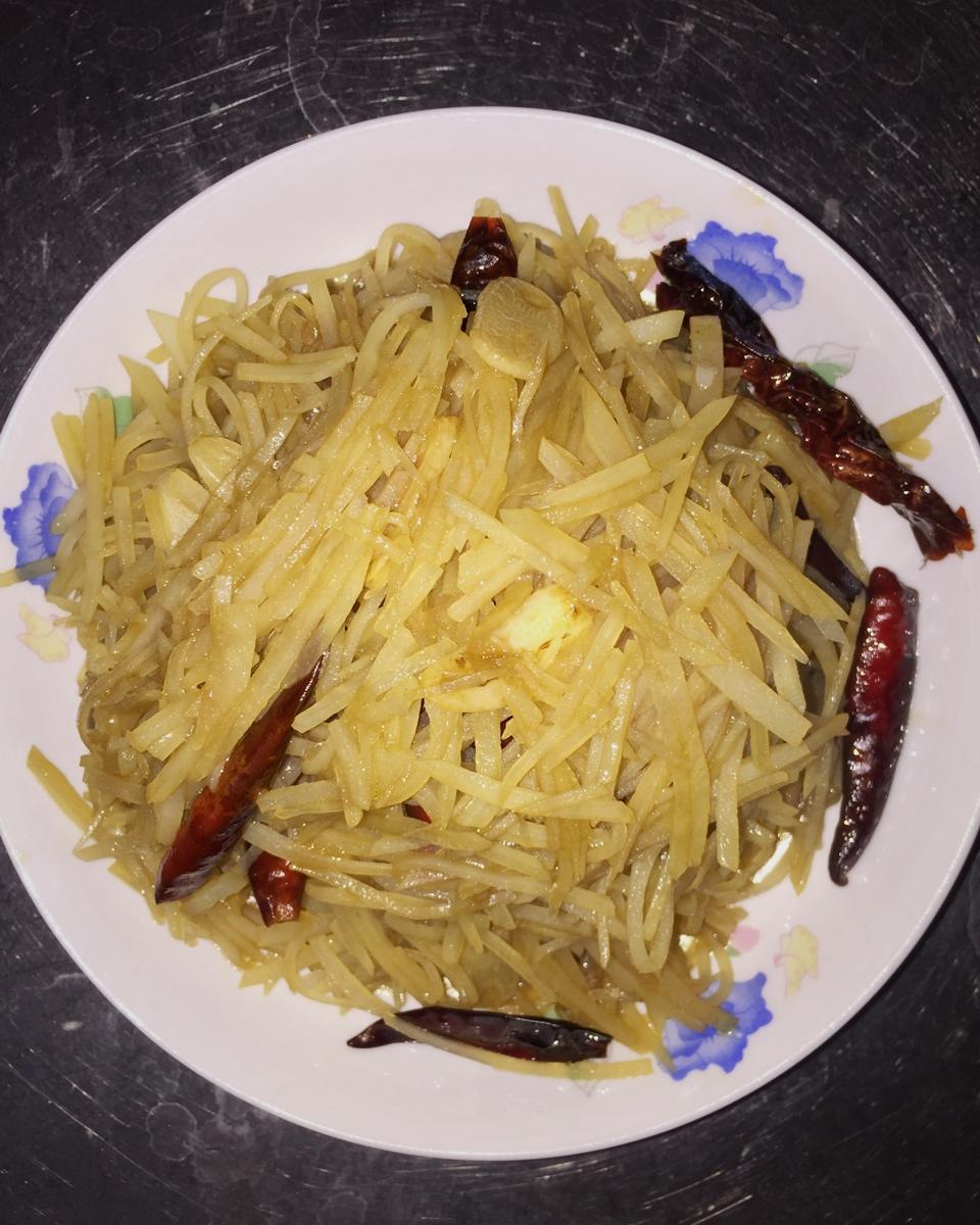 厨师长教你：“炝炒土豆丝”的家常做法，口感爽脆