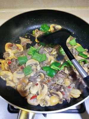 超下饭的牛肉片炒蘑菇的做法 步骤10