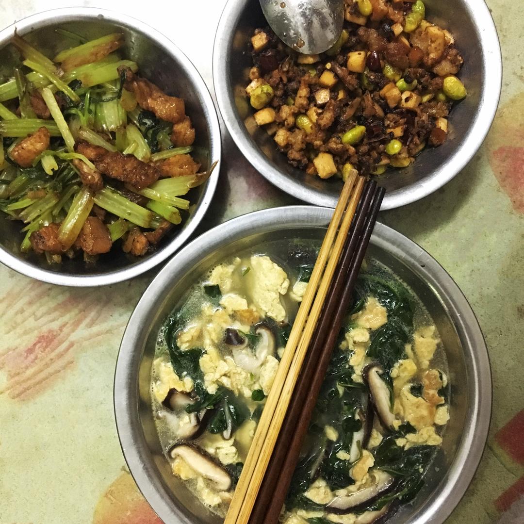 枸杞叶滚蛋皮汤