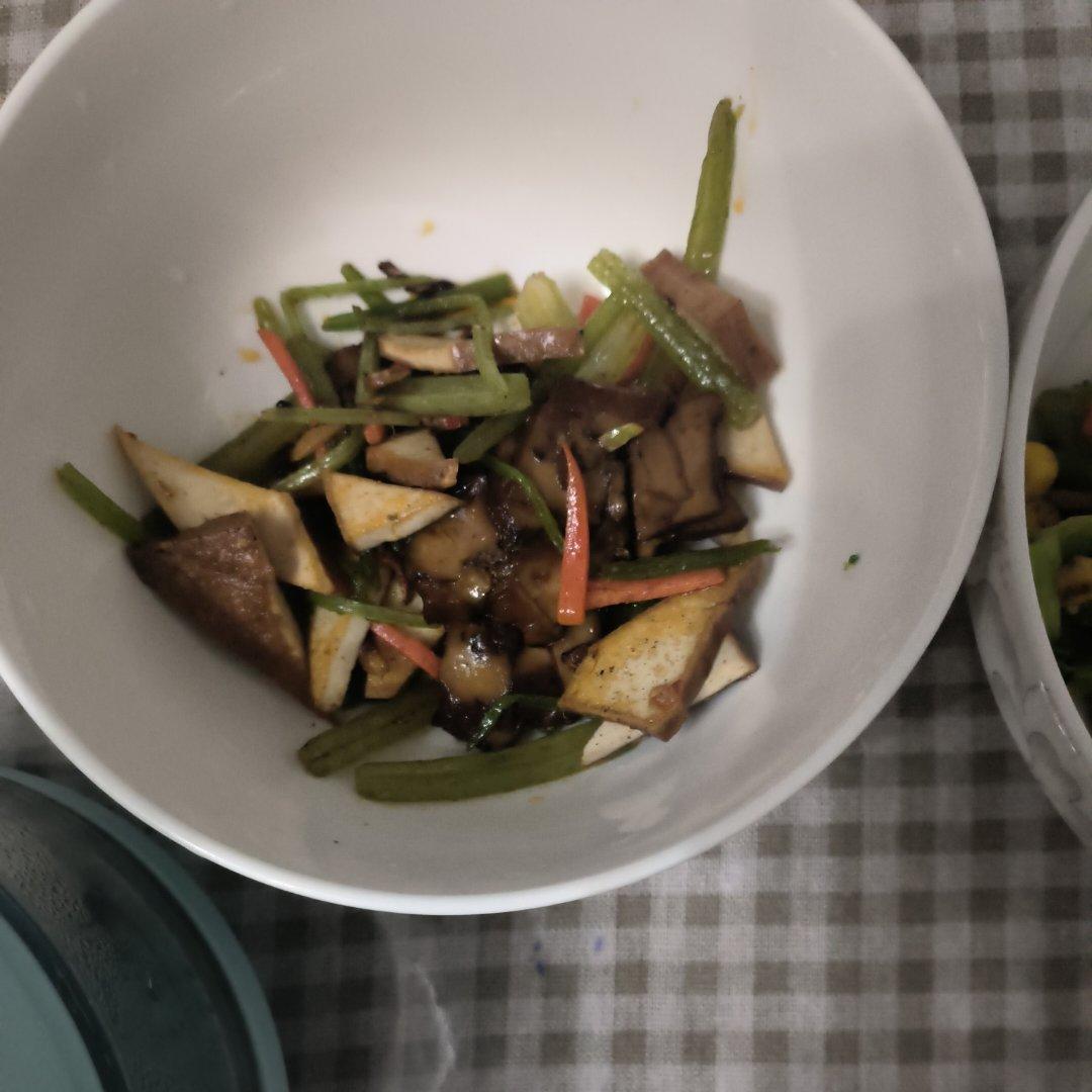 午餐晚餐简单快手下饭菜芹菜炒香干