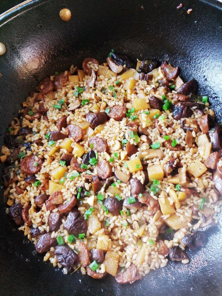 香菇腊肠土豆焖饭