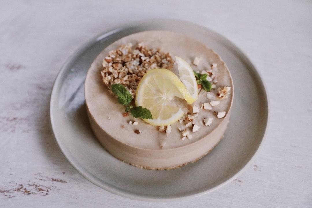 红茶牛奶慕斯佐杏仁巧克力脆片