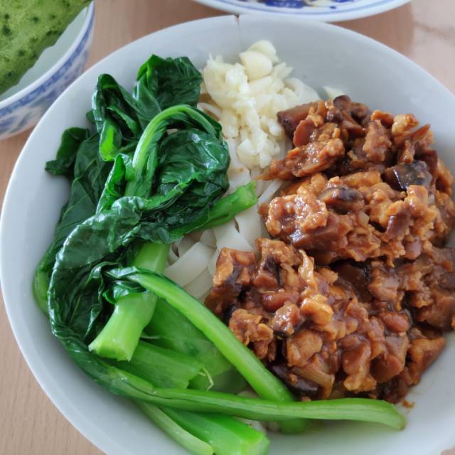 酱鸡蛋拌面