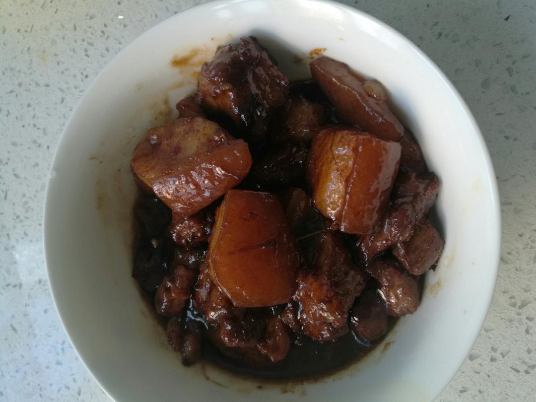 吃着碗里望着锅里的红烧肉