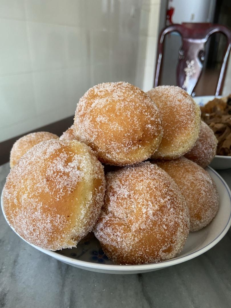 好吃到哭泣的甜甜圈VANILLA CREAM-FILLED DOUGHNUTS