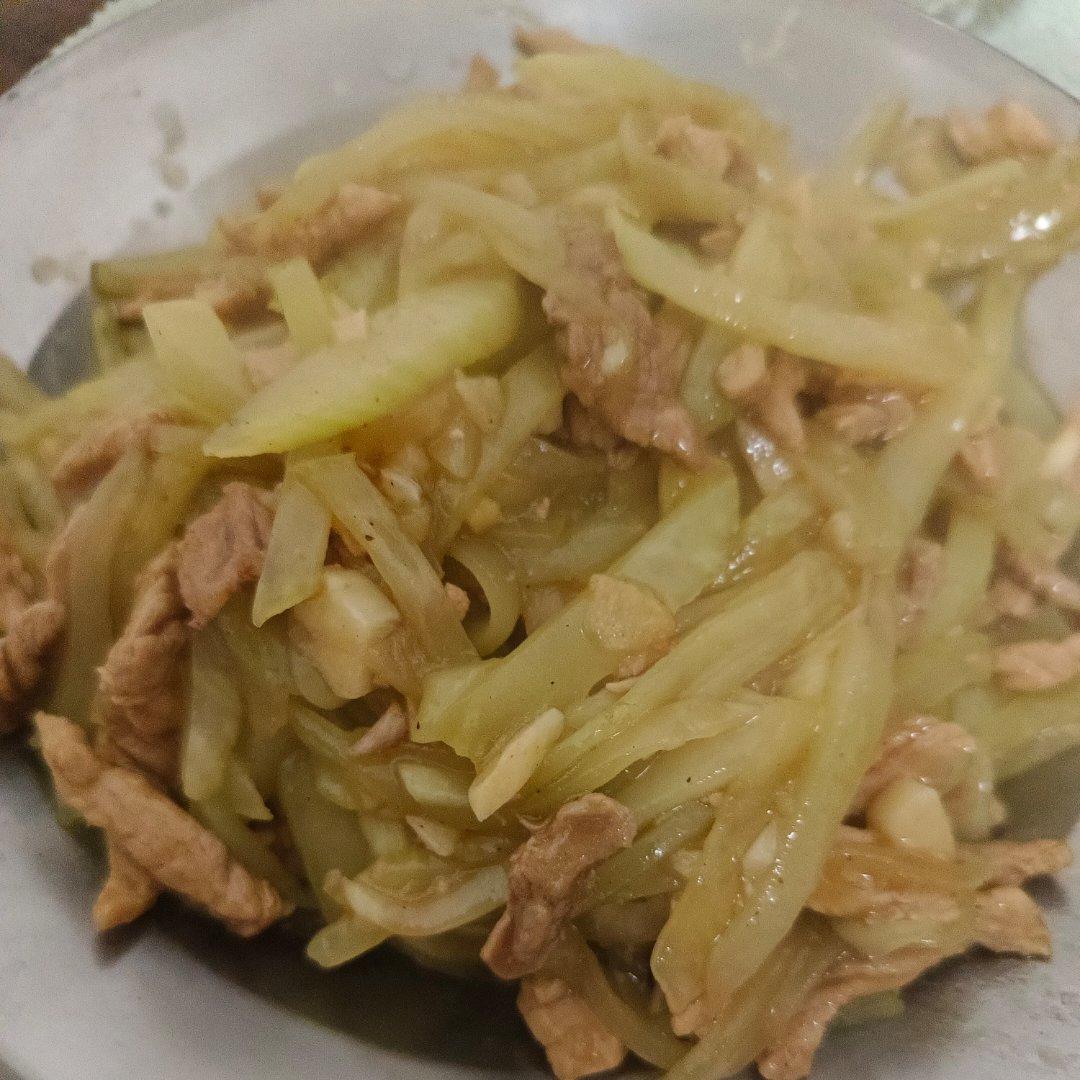 清爽解腻巨下饭的莴笋炒肉丝！