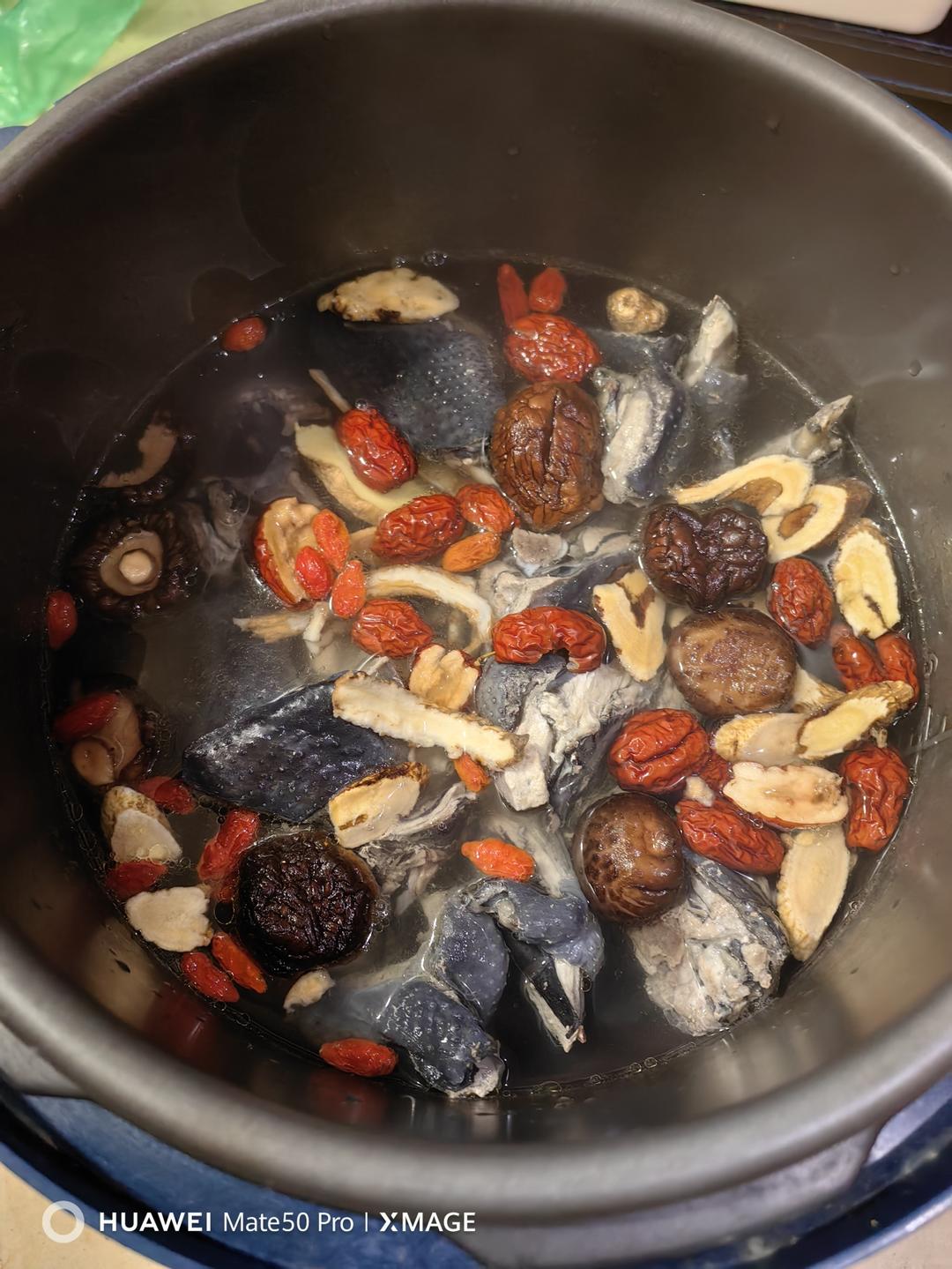 当归黄芪党参炖乌鸡汤