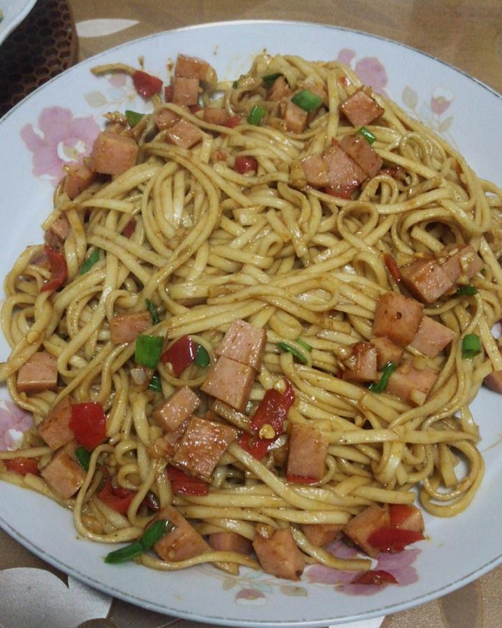 草莓家的茉莉酱做的炒面(挂面)