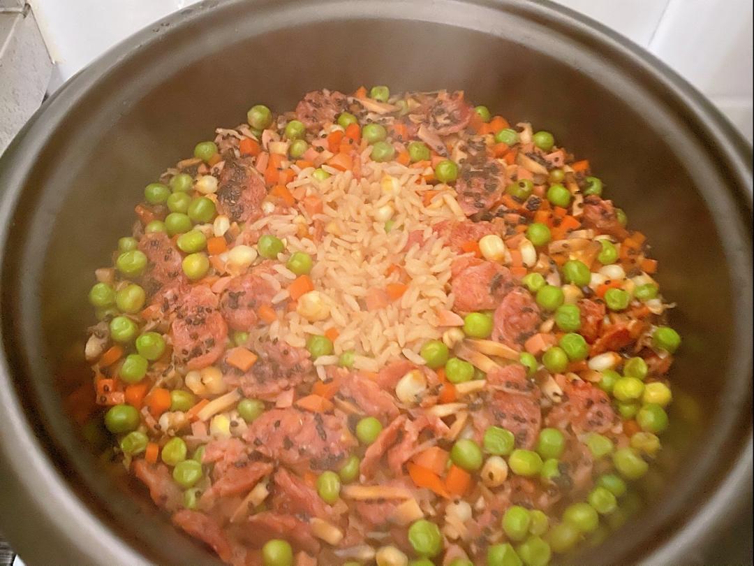 懒人必备～电饭煲腊肠焖饭