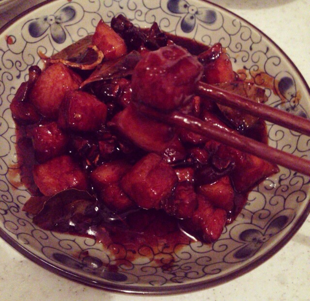 吃着碗里望着锅里的红烧肉