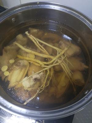 炖鸡汤(党参、当归、红枣、枸杞、香菇)的做法 步骤2