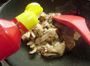 小鸡炖蘑菇的做法 步骤7