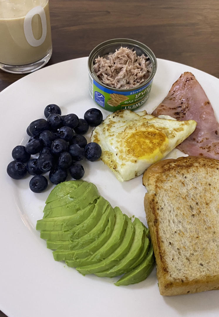 吃早餐，认真的