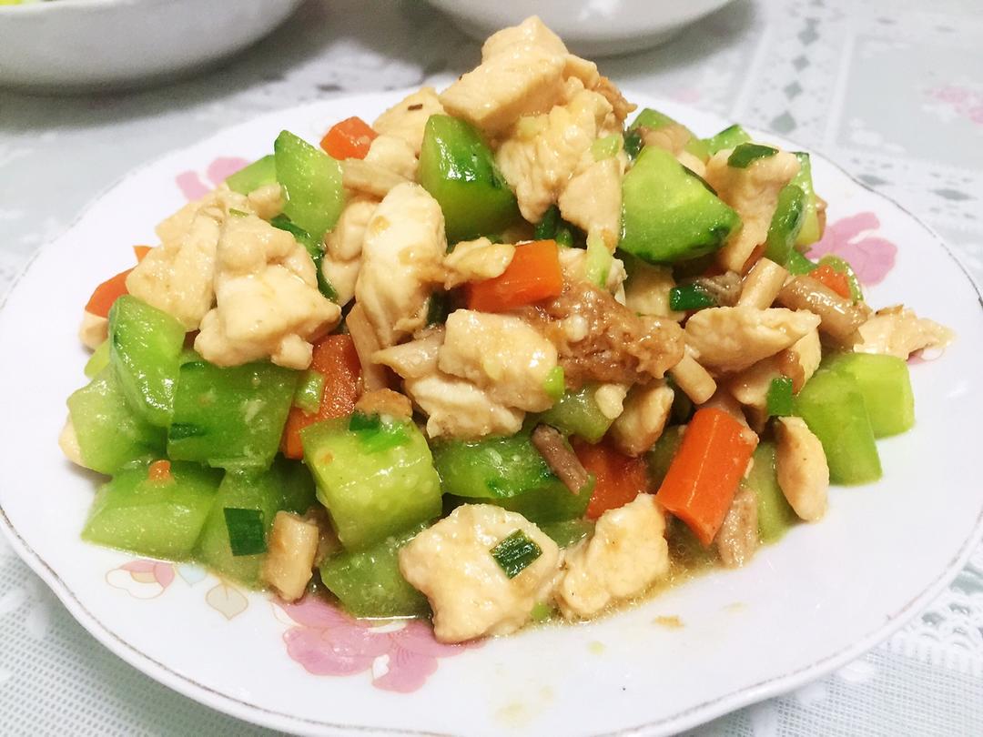 超级下饭的辣炒黄瓜鸡丁