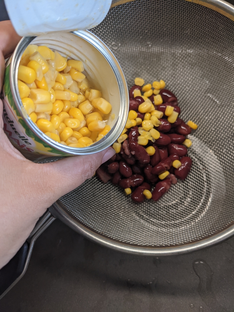 减脂期必备牛油果红腰豆玉米沙拉的做法 步骤3