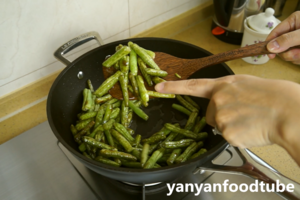 干煸芸豆 Dry Fry Bean的做法 步骤4