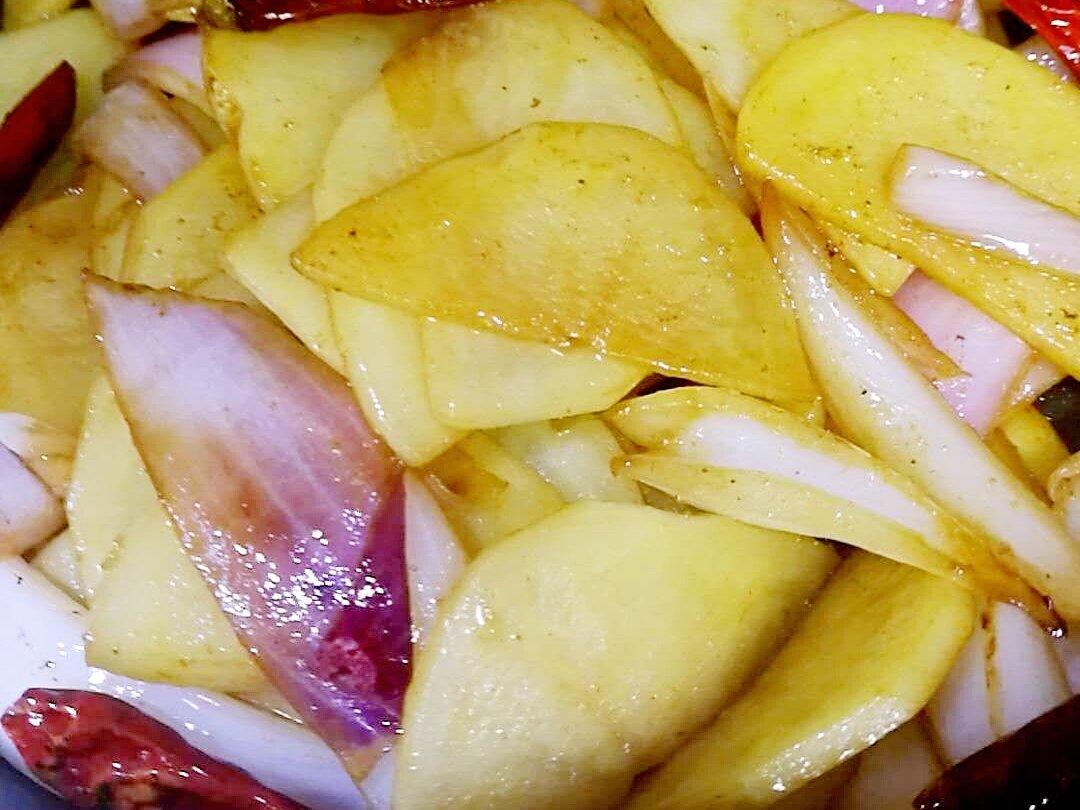 边吃边流泪的「孜然土豆片」