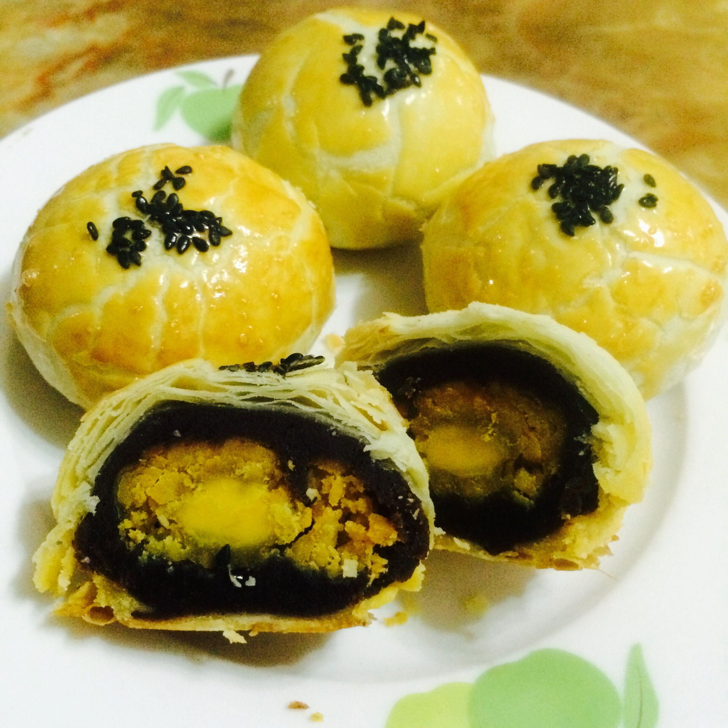 蛋黄酥 Danhuangsu