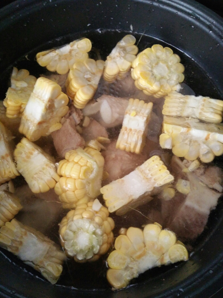 超简单的懒人玉米排骨汤的做法 步骤3
