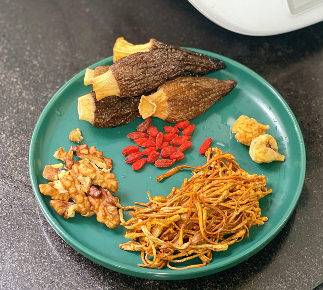 羊肚菌虫草花龙骨靓汤