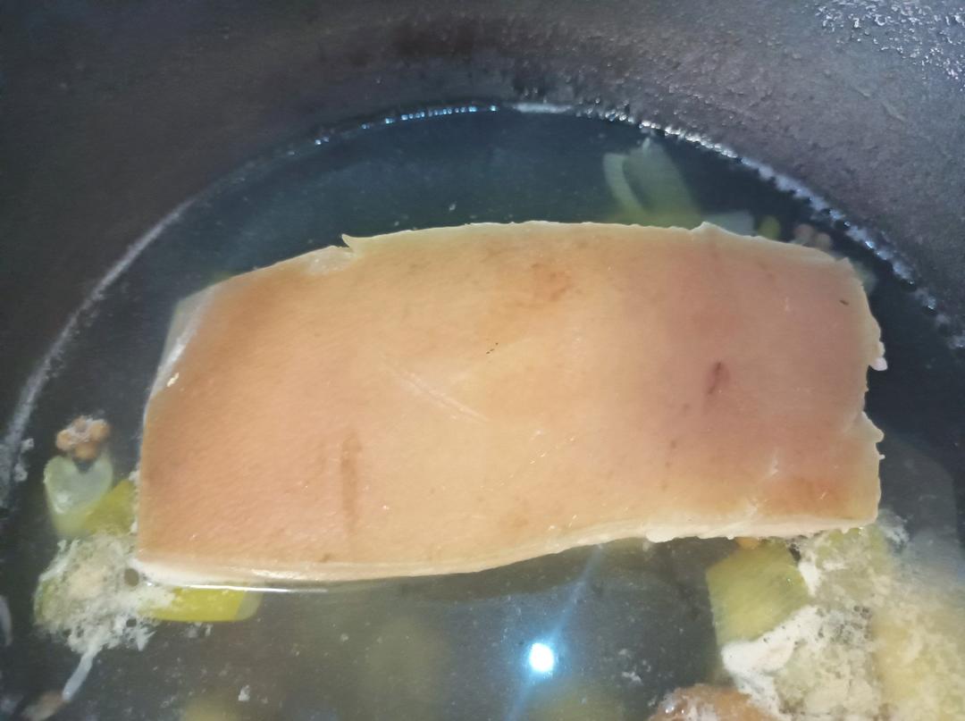脆皮烧肉，皮酥脆、肉甘香，生烧做法