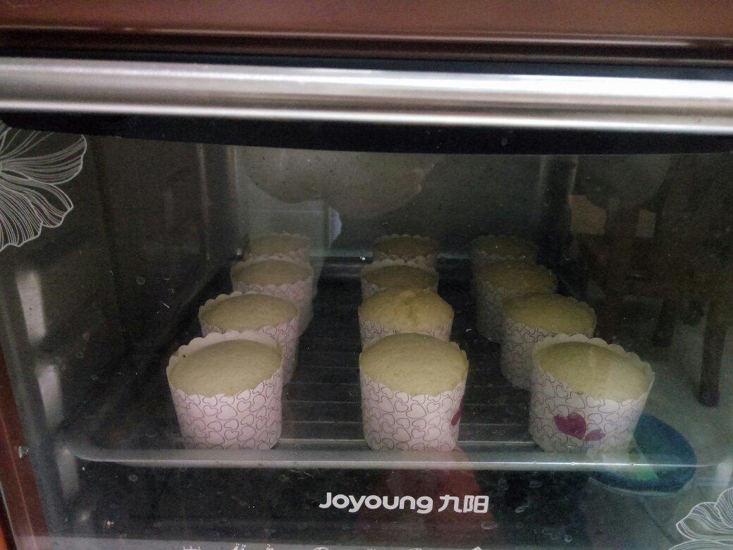 用全蛋打发的纸杯蛋糕