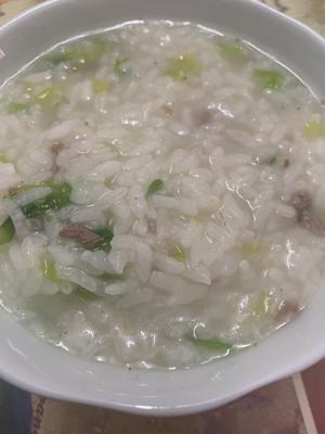 清热凉血补虚作用的家常美食芹菜牛肉粥的做法 步骤3