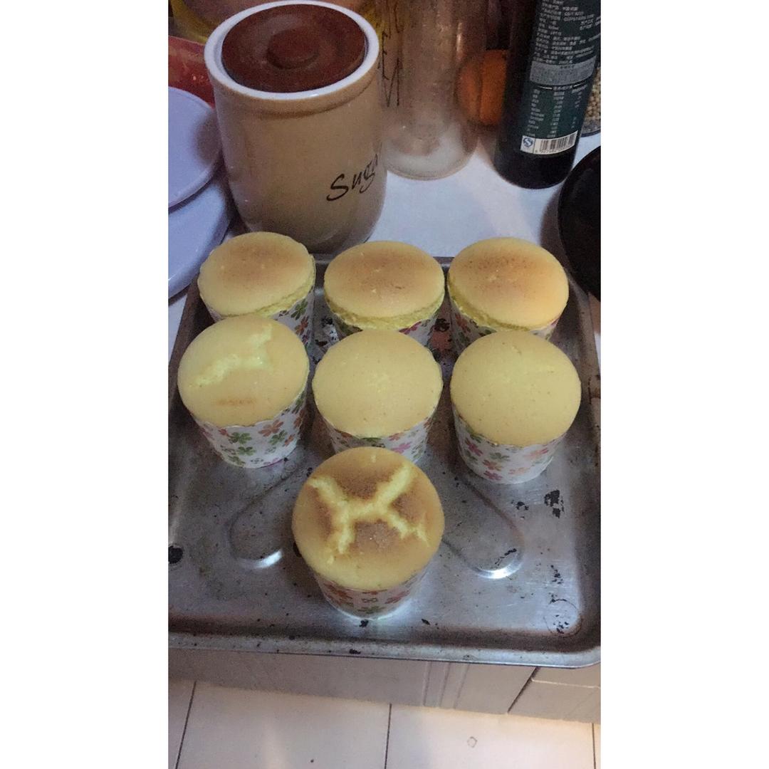 软绵绵戚风纸杯蛋糕