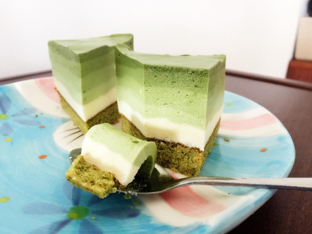 逛吃逛吃喵做的渐变抹茶慕斯蛋糕:我amanda带着既美又作的抹茶甜点又