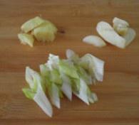 砂锅杏鲍菇凤尾汆汤的做法 步骤6