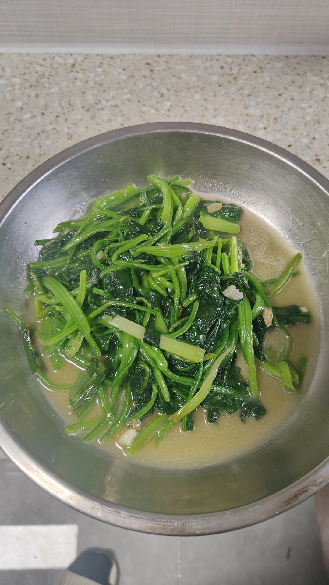 不涩口又嫩的清炒菠菜