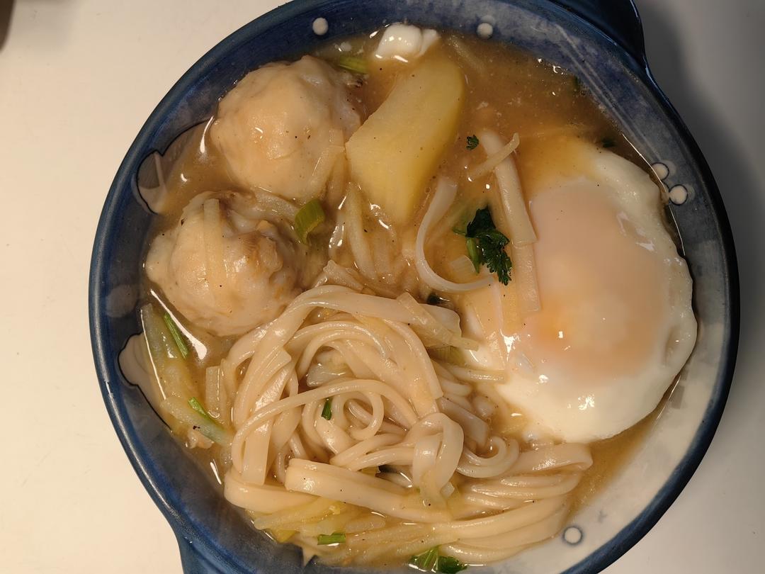 不知道做就什么就煮一碗土豆丝土豆块炝汤午餐肉荷包蛋面🍜