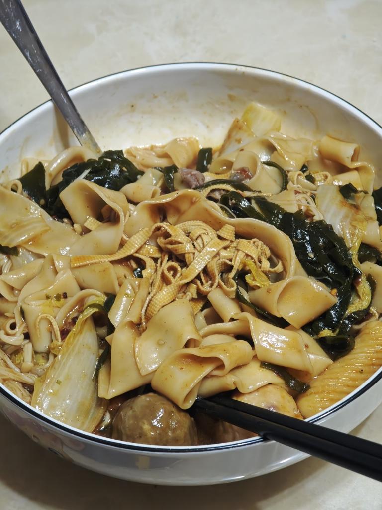 不用火锅底料也可以做的砂锅土豆粉(刀削面)