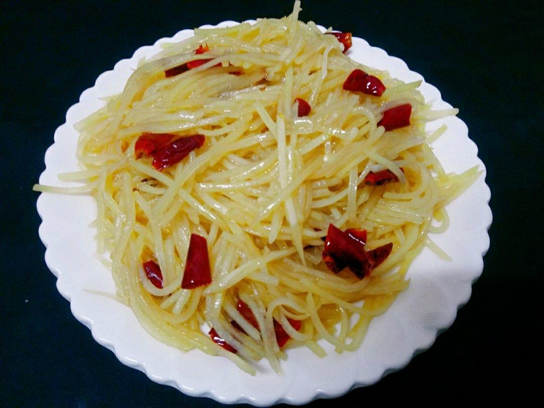 酸辣土豆丝的正宗做法，学会这三个技巧，土豆丝脆爽又下饭