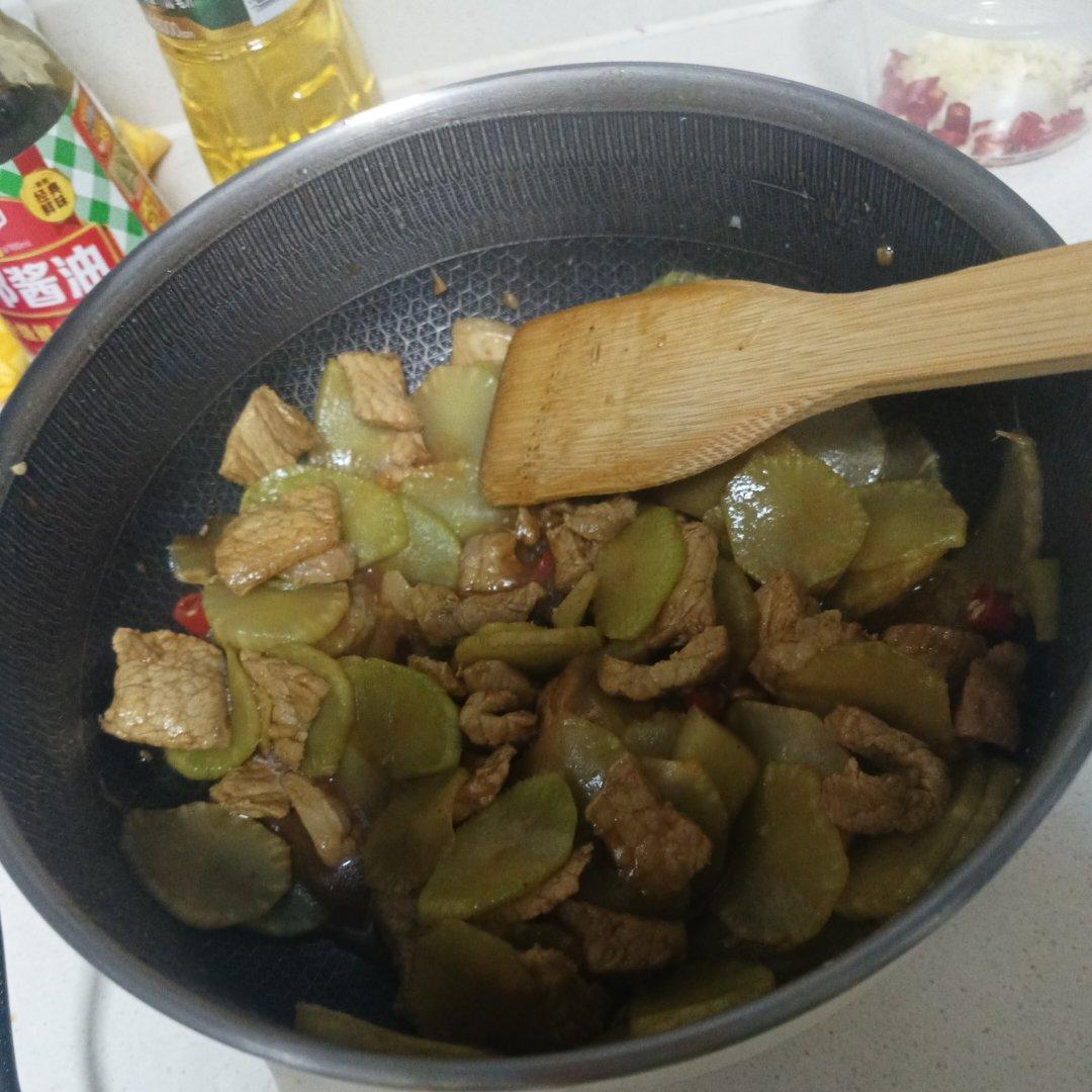 简单好吃下饭的莴笋炒肉来啦！