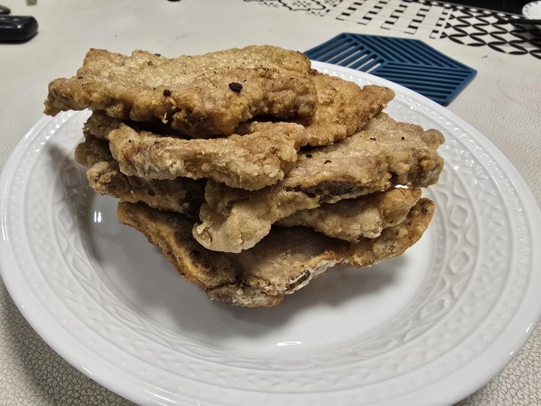 香酥炸猪排，入口酥脆香味扑鼻，非常喜欢炸物，感觉永远吃不腻炸猪排。