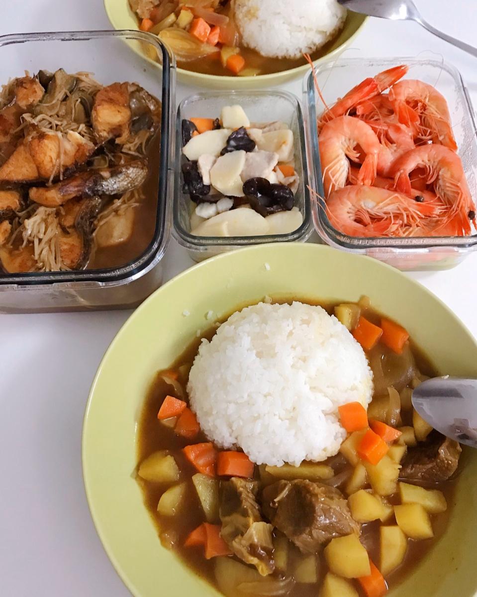 娃娃吃光盘的咖喱牛腩饭