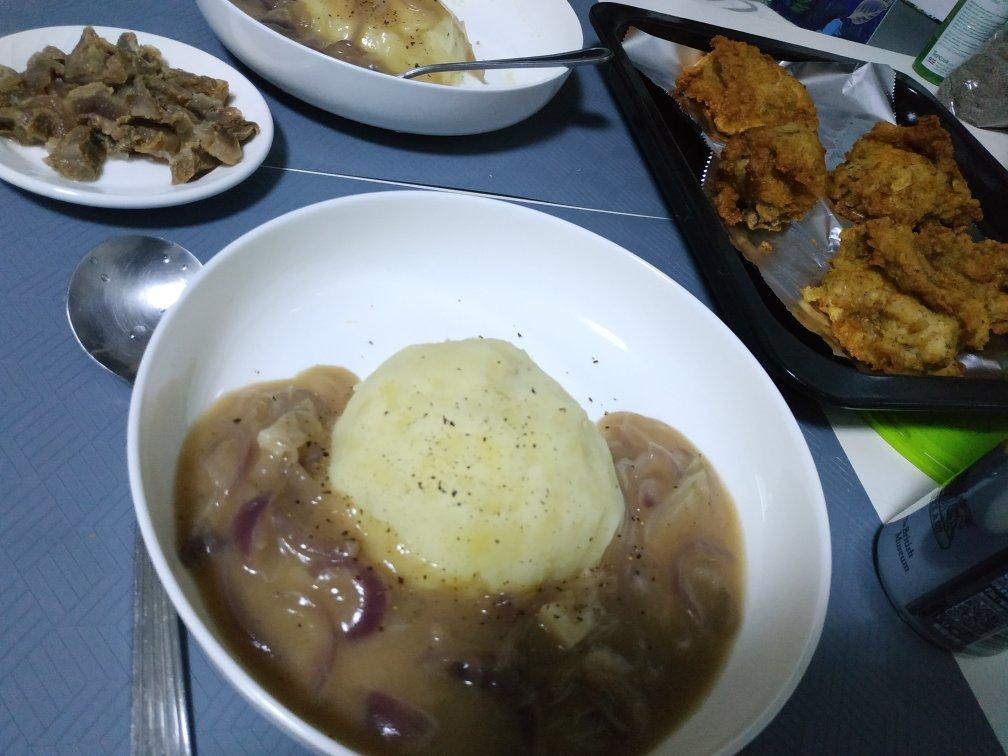 香肠土豆泥佐自制洋葱肉汁sausages&mashed potatoes with onion gravy