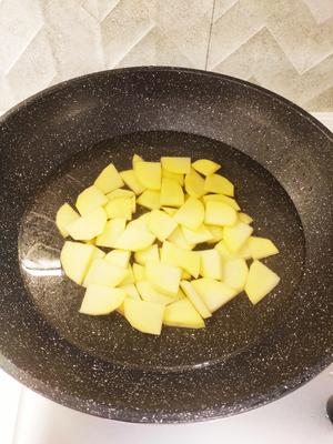 素炒三样（土豆、红萝卜、圆椒）的做法 步骤3