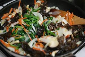炒杂菜（韩式蔬菜炒粉条）的做法 步骤4