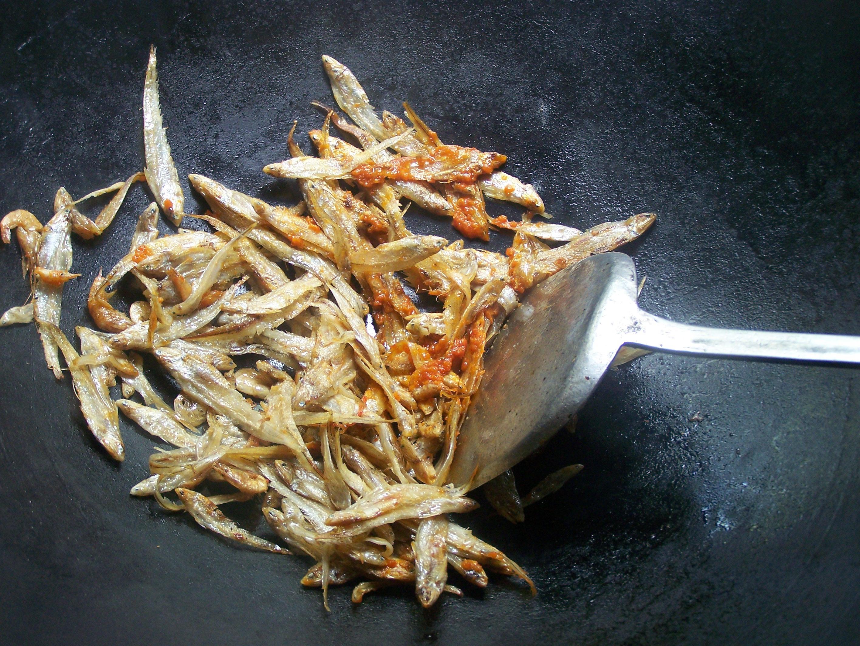 【桔家吃食】辣椒酱炒干香毛花鱼。的做法