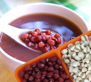 红豆薏米祛湿粥哦    适合多雨的季节呢