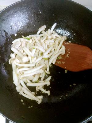 【鎏釜】海鲜菇炒油菜的做法 步骤6