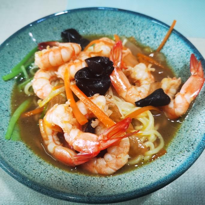 治愈炎热的鲜虾面的做法