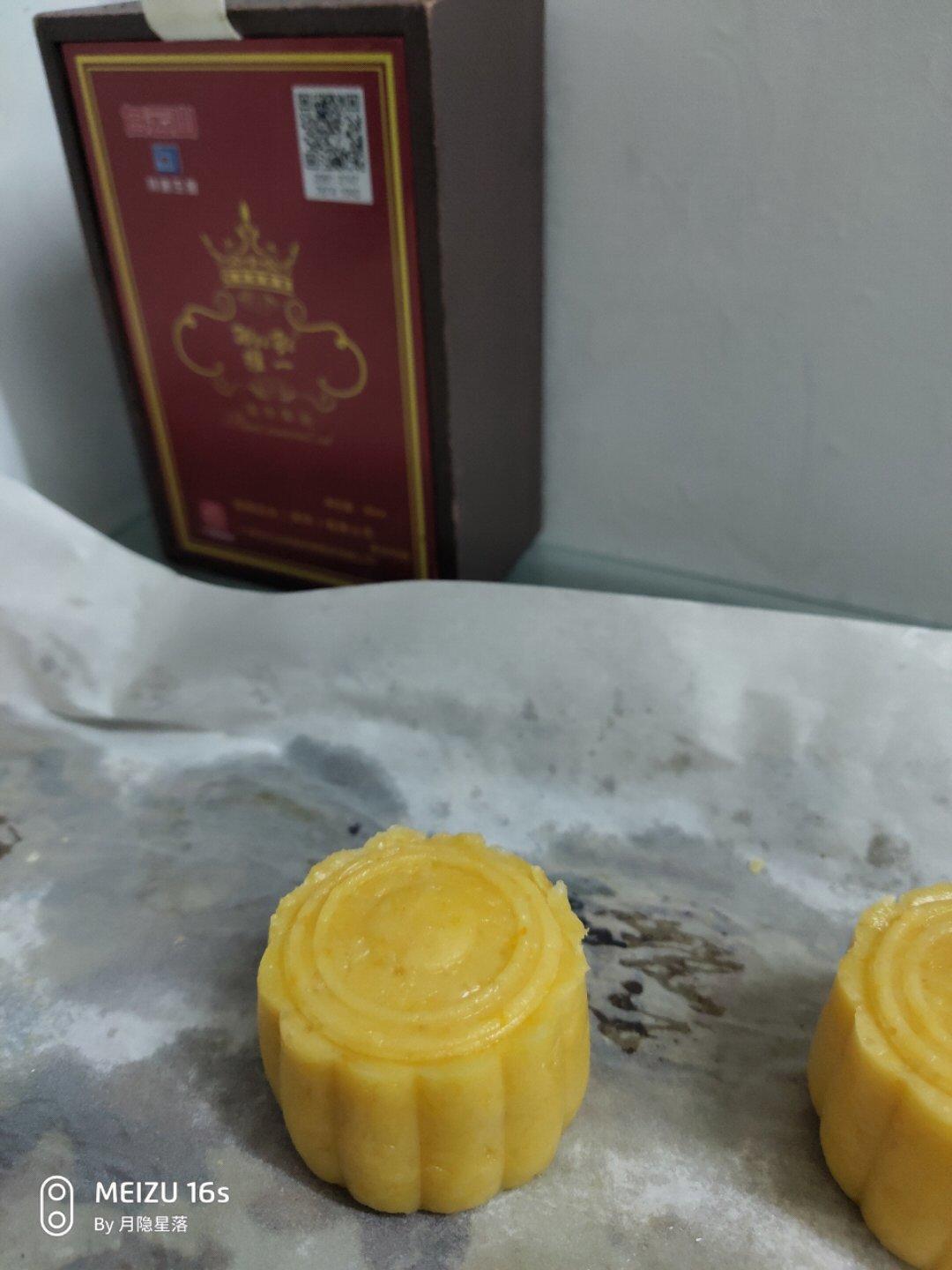 金沙奶黄流心月饼
