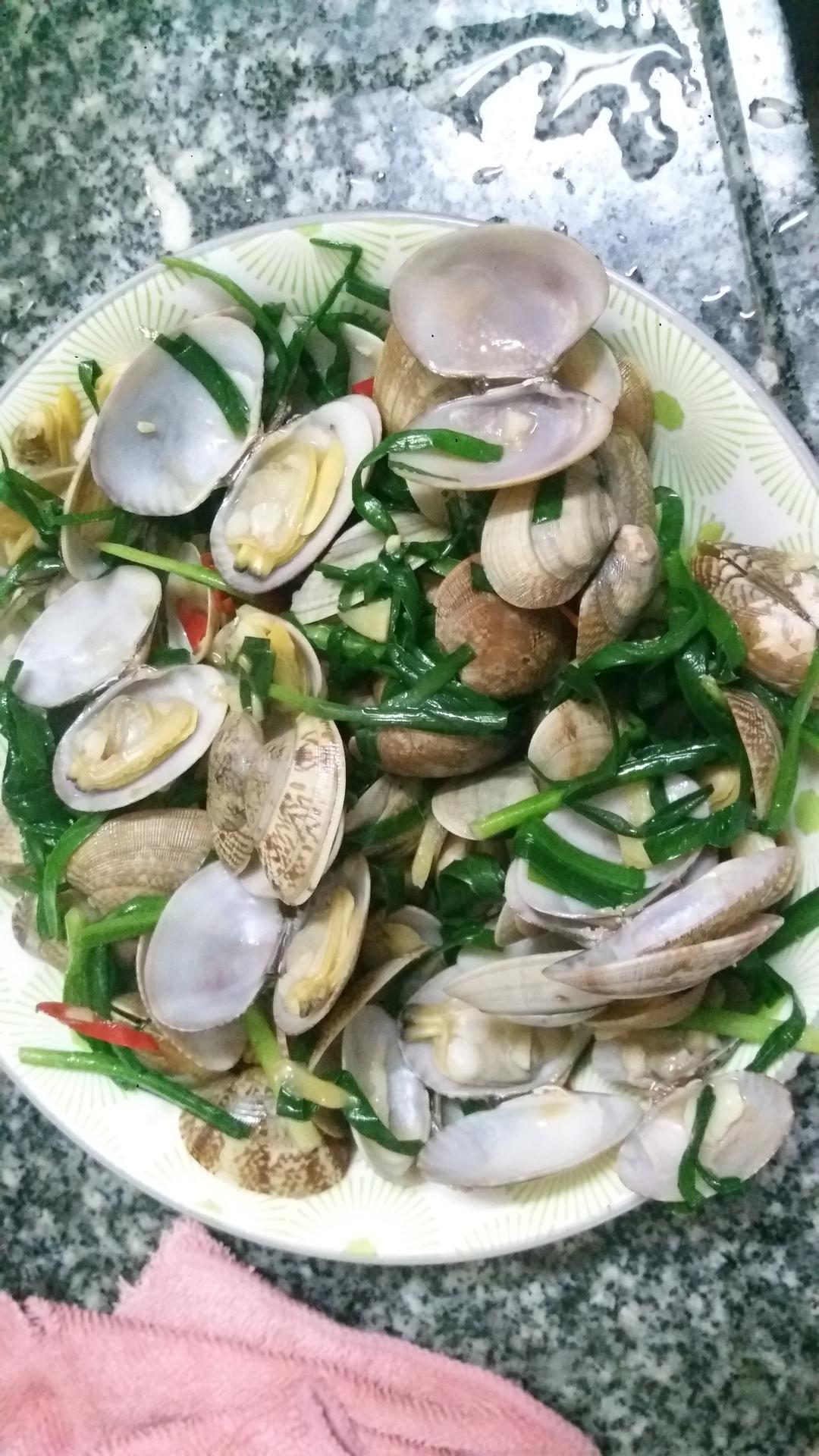 韭菜炒花甲的做法