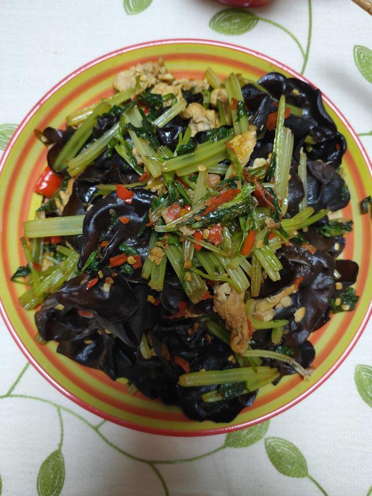 芹菜木耳炒鸡蛋