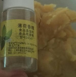 模仿网红月饼之九：薄荷绿豆沙月饼的做法 步骤3